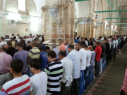 بالصور: خطبة وصلاة الجمعة من المسجد العمري الكبير في مدينة الرملة 